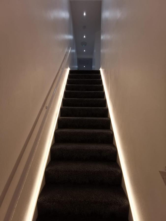 Three Bedroom Modern Apartment By Luton Airport And Luton Station Exterior photo